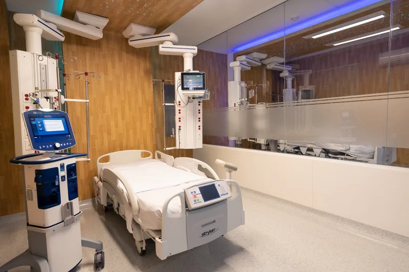 Intensive care room with life support technology